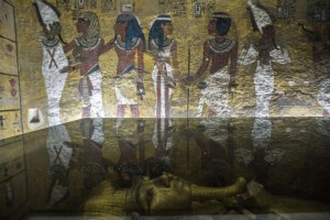 A picture taken on September 29, 2015 shows the golden sarcophagus of King Tutankhamun in his burial chamber at the Valley of the Kings, close to Luxor, 500 kms south of Cairo. Standing before the majestic gold, ochre and white frescos of Tutankhamun's tomb, British archaeologist Nicholas Reeves passionately defended his daring theory that Nefertiti is buried in a secret chamber. AFP PHOTO / KHALED DESOUKI